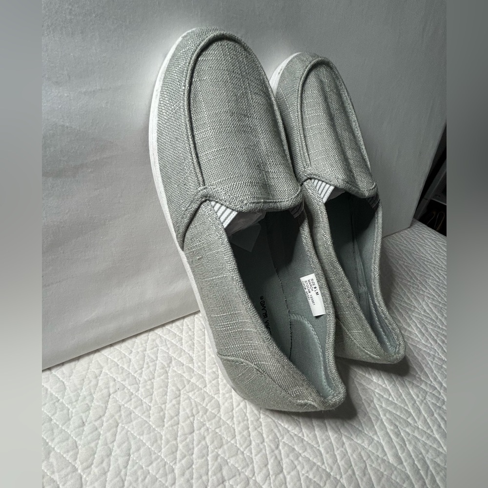 Aloha Island women’s slip on canvas material shoes, size 9.5 light gray color